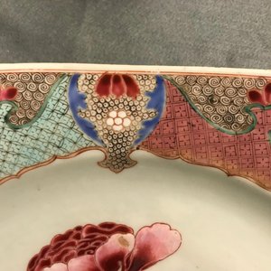 A large octagonal Chinese famille rose charger with a goose, Yongzheng/Qianlong — photo 3