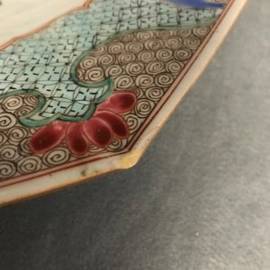 A large octagonal Chinese famille rose charger with a goose, Yongzheng/Qianlong — photo 5
