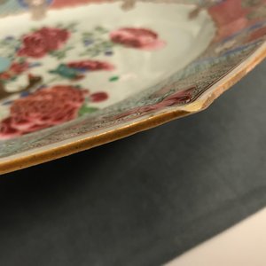 A large octagonal Chinese famille rose charger with a goose, Yongzheng/Qianlong — photo 6