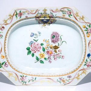 A large octagonal Chinese famille rose export armorial dish, Qianlong — 照片 1