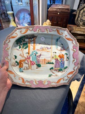 A large octagonal Chinese famille rose 'mandarin subject' dish, Qianlong — 照片 1