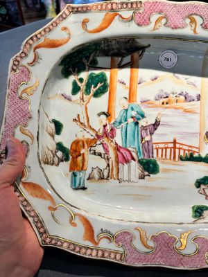 A large octagonal Chinese famille rose 'mandarin subject' dish, Qianlong — 照片 2