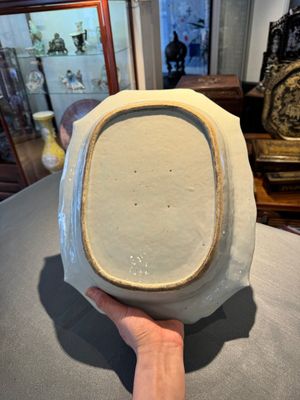 A large octagonal Chinese famille rose 'mandarin subject' dish, Qianlong — 照片 6