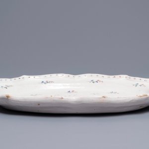 A large oval Brussels faience 'à la haie fleurie' dish, 18th C. — 照片 3
