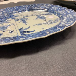 A large oval Chinese blue and white 'Romance of the Western Chamber' dish, Qianlong — photo 15