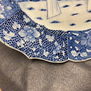 A large oval Chinese blue and white 'Romance of the Western Chamber' dish, Qianlong — photo 7