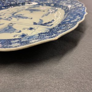 A large oval Chinese blue and white 'Romance of the Western Chamber' dish, Qianlong — photo 13