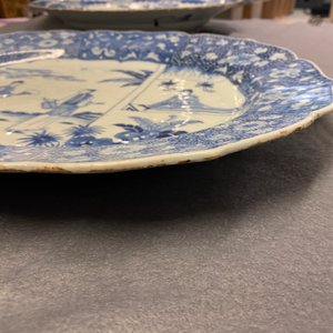 A large oval Chinese blue and white 'Romance of the Western Chamber' dish, Qianlong — photo 10