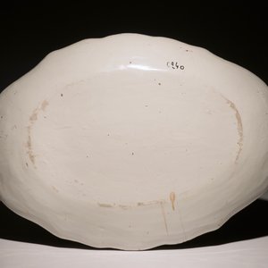 A large oval monochrome white platter, France, 18th C. — photo 2