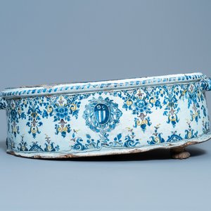 A large oval polychrome French faience armorial basin, Rouen or Paris, 18th C. — 照片 1