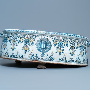A large oval polychrome French faience armorial basin, Rouen or Paris, 18th C. — 照片 2