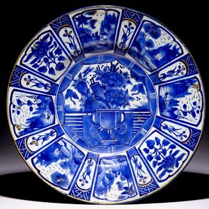 A large over-decorated Japanse Arita Wanli-style charger, ca. 1700 — photo 1