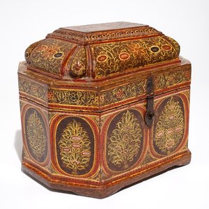 A large painted papier mache and wood chest with interior, Qajar, Iran, 19th C. — 照片 1