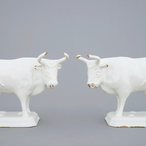 A large pair of monochrome Dutch Delft cows, 18th C. — 照片 2