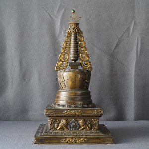 A large parcel-gilt inlaid bronze stupa, Tibet, 18th C. — 照片 6