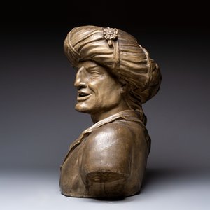 A large patinated terracotta bust of a smiling Oriental man, 18/19th C. — foto 3