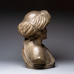 A large patinated terracotta bust of a smiling Oriental man, 18/19th C. — foto 5