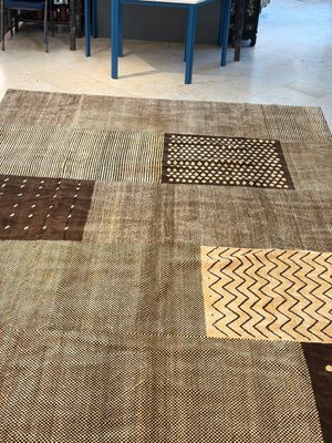 A large Persian hand-knotted woollen carpet with a geometric patchwork design, 20th C. — photo 2