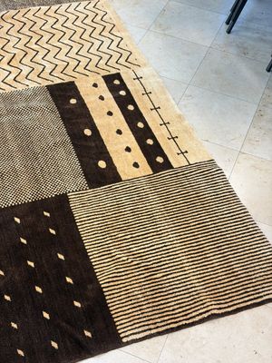 A large Persian hand-knotted woollen carpet with a geometric patchwork design, 20th C. — photo 4