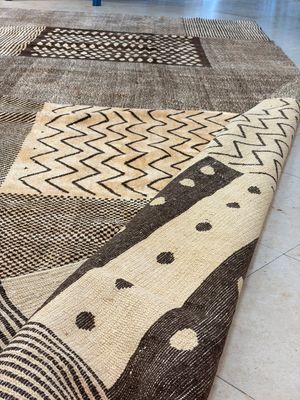 A large Persian hand-knotted woollen carpet with a geometric patchwork design, 20th C. — photo 9