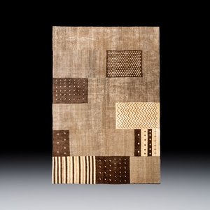 A large Persian hand-knotted woollen carpet with a geometric patchwork design, 20th C. — photo 1