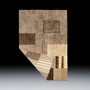 A large Persian hand-knotted woollen carpet with a geometric patchwork design, 20th C. — photo 2