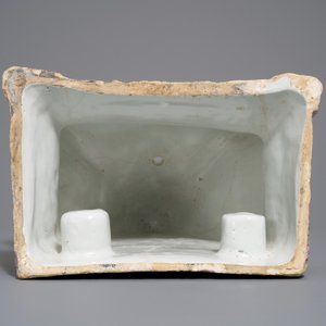 A large petit feu and gilded Dutch Delft wall cistern, 18th C. — 照片 5