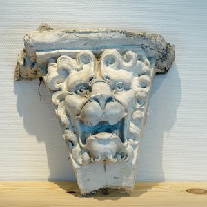 A large plaster console with lion's head, 19/20th C., Bruges — 照片 1
