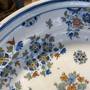 A large polychrome Alcora faience charger with two Turks, Spain, 18th C. — 照片 11