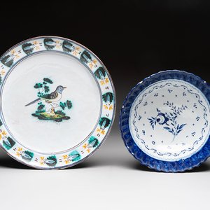 A large polychrome Brussels faience 'bird' dish and a blue and white bowl, 18/19th C. — photo 1