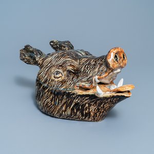 A large polychrome Brussels faience boar's head tureen, 18th C. — 照片 1