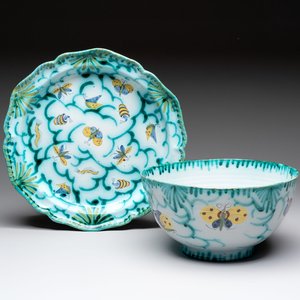 A large polychrome Brussels faience bowl and stand with butterfly and peacock design, 18th C. — photo 1