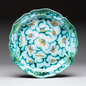 A large polychrome Brussels faience bowl and stand with butterfly and peacock design, 18th C. — photo 2