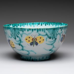 A large polychrome Brussels faience bowl and stand with butterfly and peacock design, 18th C. — photo 4