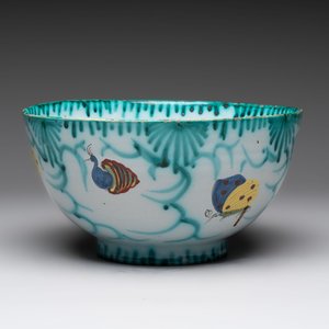 A large polychrome Brussels faience bowl and stand with butterfly and peacock design, 18th C. — photo 5