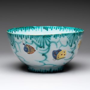 A large polychrome Brussels faience bowl and stand with butterfly and peacock design, 18th C. — photo 7