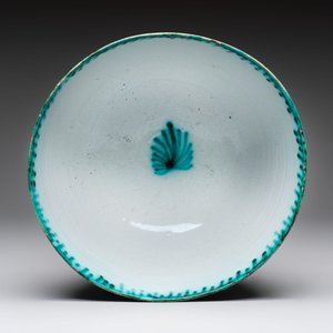 A large polychrome Brussels faience bowl and stand with butterfly and peacock design, 18th C. — photo 8