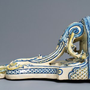A large polychrome French faience wall bracket, Rouen, 18th C. — photo 3