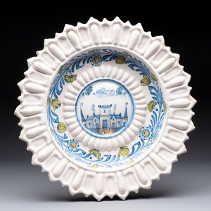 * A large polychrome French lobed 'castle' dish, Marseille or Saint-Jean-du-Désert, late 17th C. — foto 1