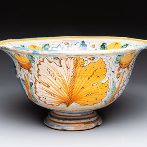 A large polychrome Italian maiolica bowl with floral design, Montelupo, 17th C. — photo 1