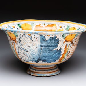 A large polychrome Italian maiolica bowl with floral design, Montelupo, 17th C. — photo 2