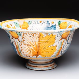 A large polychrome Italian maiolica bowl with floral design, Montelupo, 17th C. — photo 3
