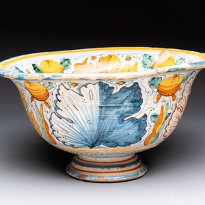 A large polychrome Italian maiolica bowl with floral design, Montelupo, 17th C. — photo 4