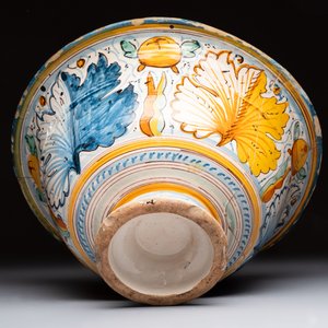 A large polychrome Italian maiolica bowl with floral design, Montelupo, 17th C. — photo 6