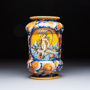 A large polychrome Italian maiolica 'Fortuna' albarello, Casteldurante or Pesaro, ca. 1580 — 照片 1