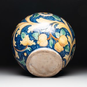 A large polychrome Italian maiolica jar, Caltagirone, 19th C. — photo 6