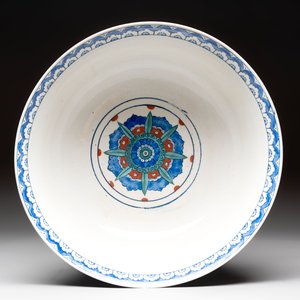 A large polychrome Iznik-style 'peacocks' bowl on a wooden stand, Samson, Paris, 19th C. — photo 6