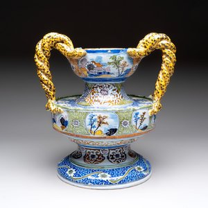 A large polychrome Nevers faience pot-pourri or flower arranging vase, France, 17th C. — foto 1
