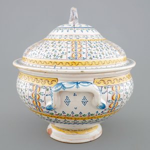 A large polychrome pottery tureen and cover, North of France, 18th C. — 照片 5