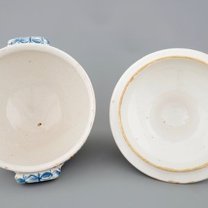 A large polychrome pottery tureen and cover, North of France, 18th C. — 照片 6